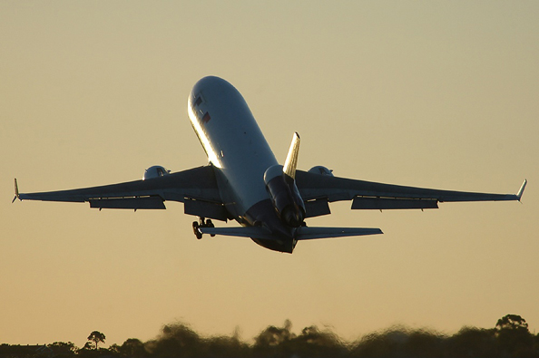 2-FedEx_MD11_departure_1.jpg